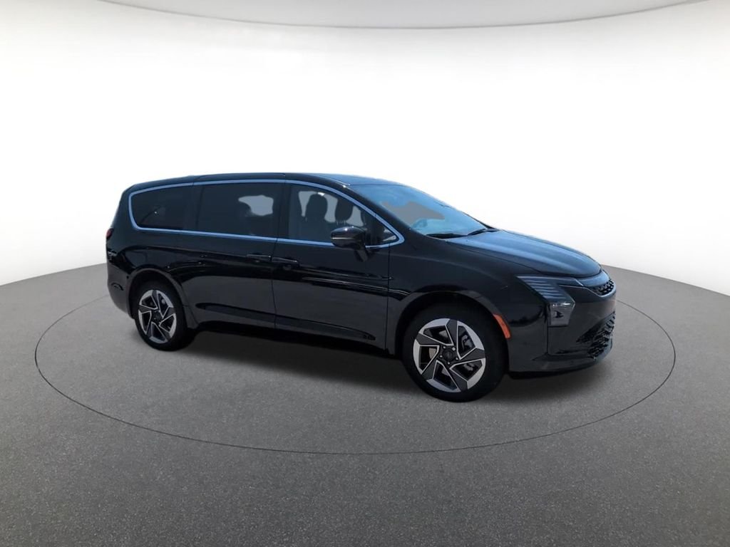 New 2027 Diamond Black Crystal Pearl-Coat Exterior Paint Chrysler Limited image 4