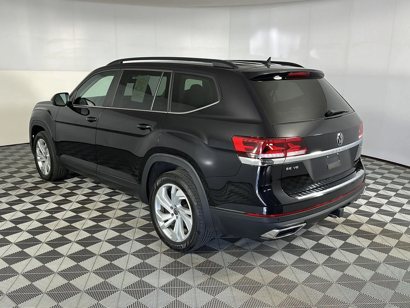 Used 2023 Deep Black Pearl Volkswagen 3.6L V6 SE w/Technology image 12