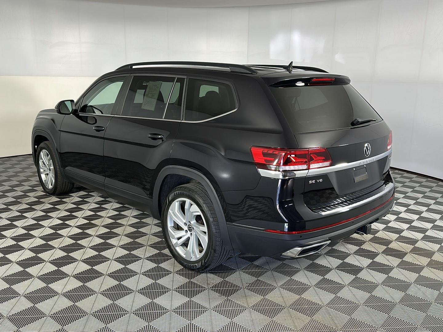 Used 2023 Deep Black Pearl Volkswagen 3.6L V6 SE w/Technology image 12