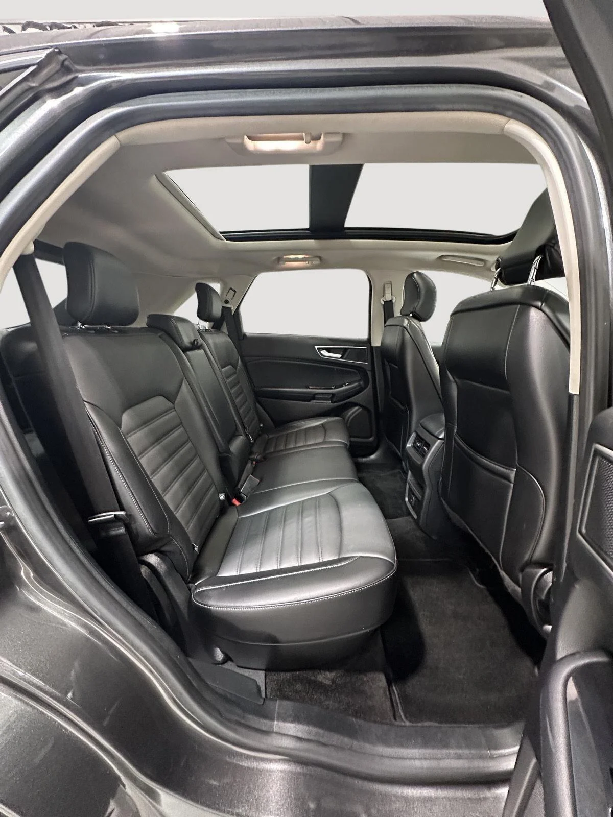 Used 2018 Magnetic Metallic Ford SEL image 26