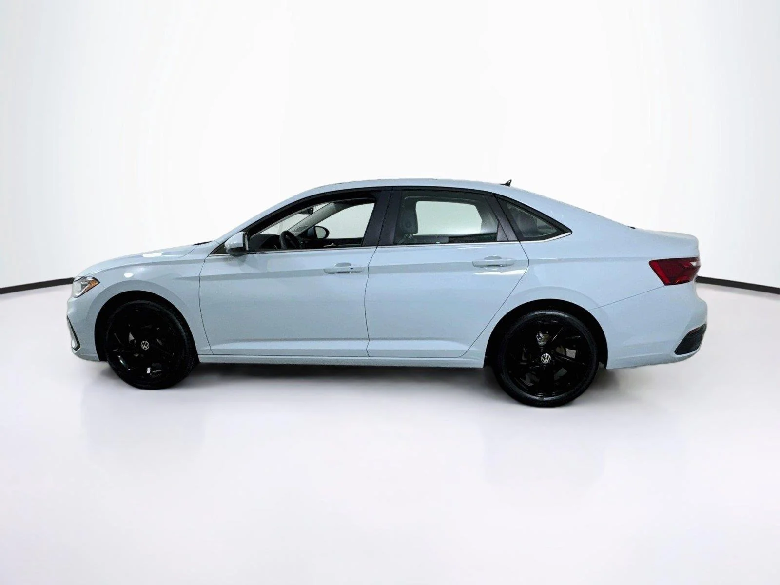 New 2027 GRAY Volkswagen SE image 3