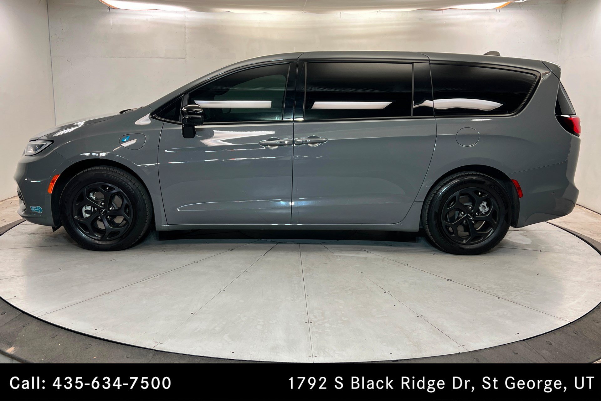 Used 2023 Ceramic Gray Clearcoat Chrysler Hybrid Limited image 2