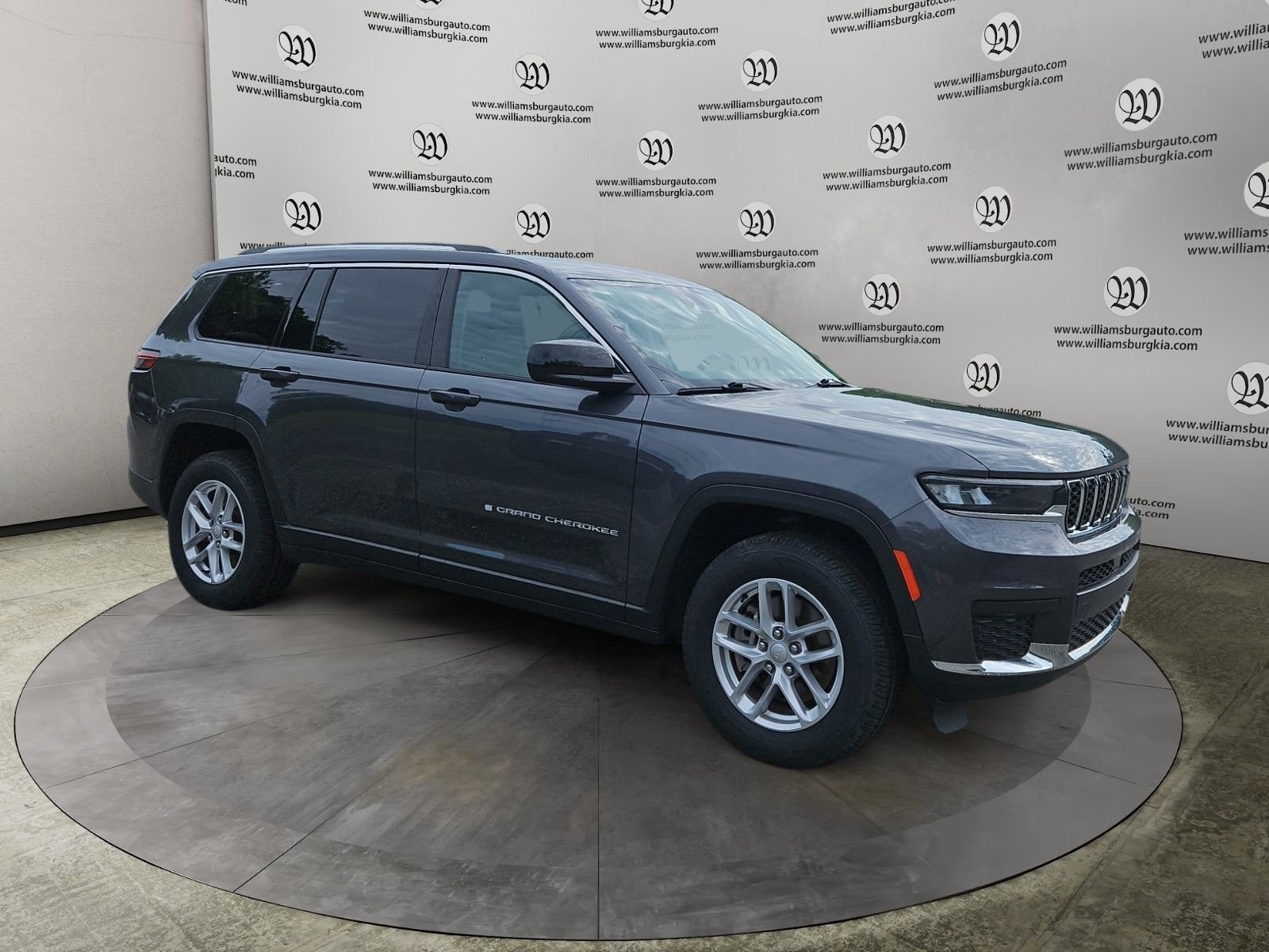 Used 2023 Gray Jeep Laredo image 7