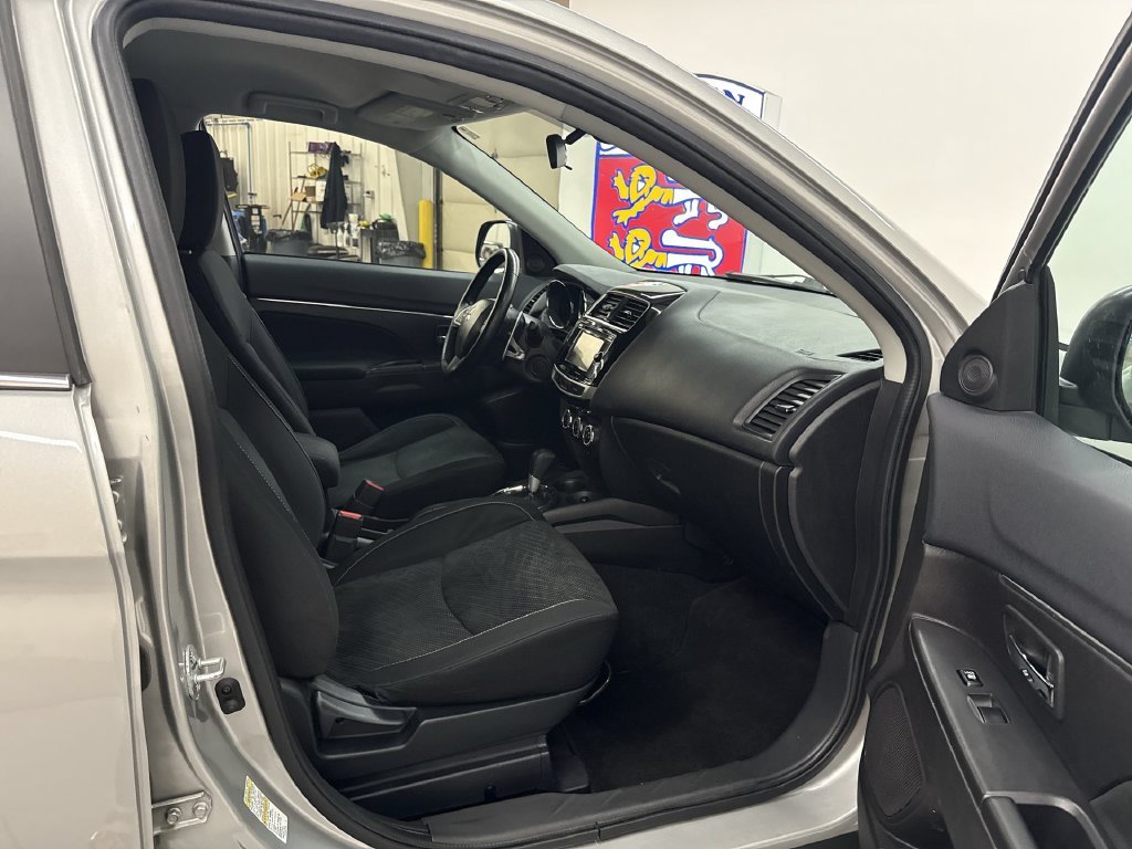 Used 2015 Silver Mitsubishi SE image 17
