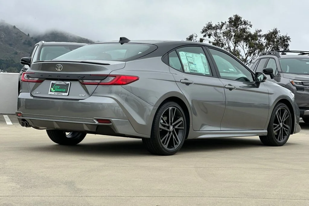 New 2026 Heavy Metal with Midnight Black Metallic roof <sup>1</sup> Toyota  XSE image 4