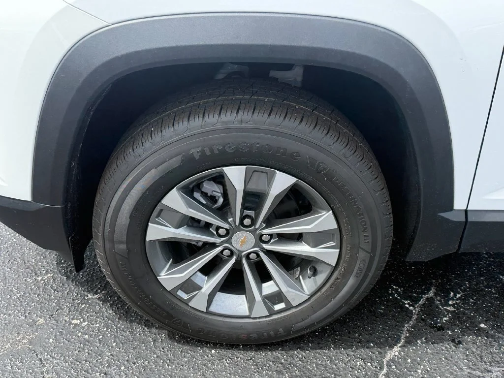 2027 Chevrolet Equinox LT - Photo 15