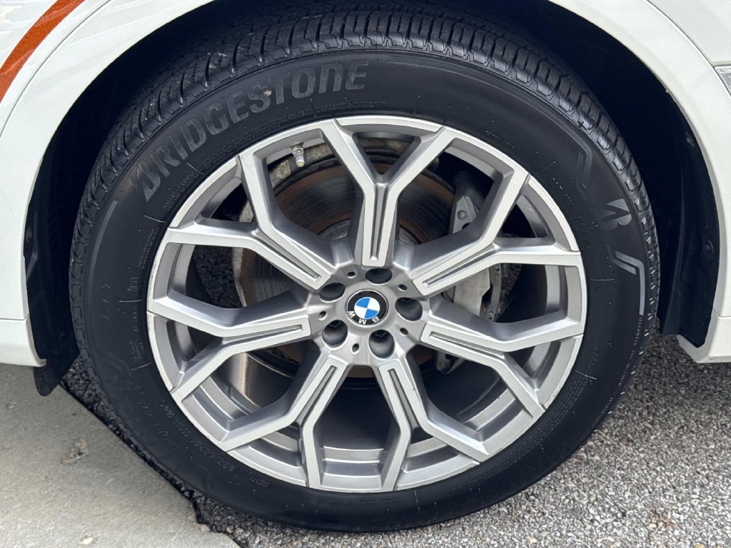 Used 2019 White Metallic BMW xDrive40i image 11
