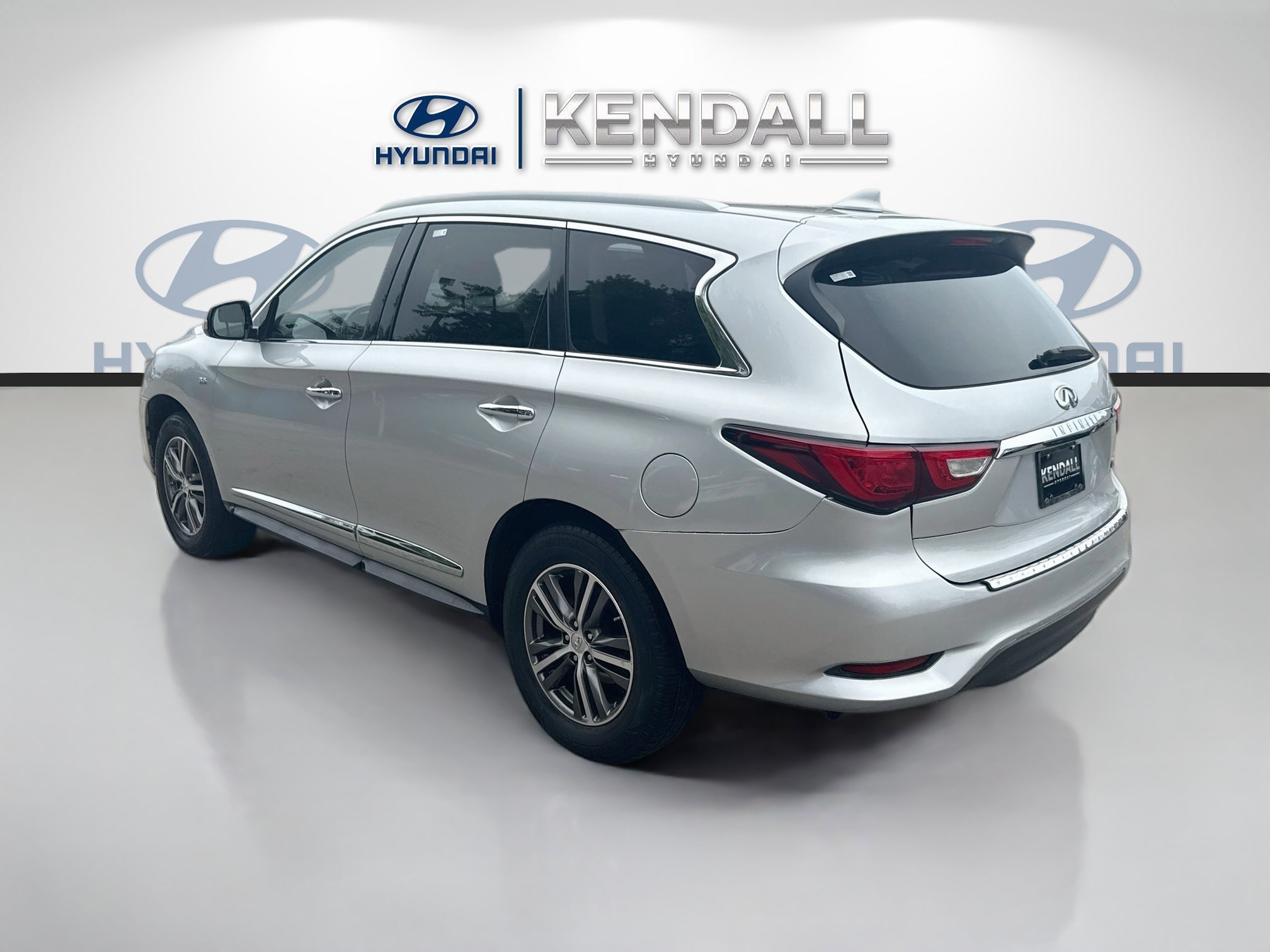 Used 2017 Liquid Platinum INFINITI Base image 4
