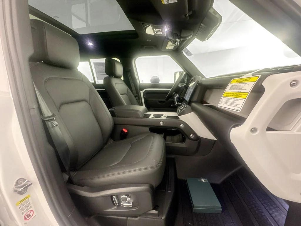 New 2026 White Land Rover X-Dynamic SE image 28