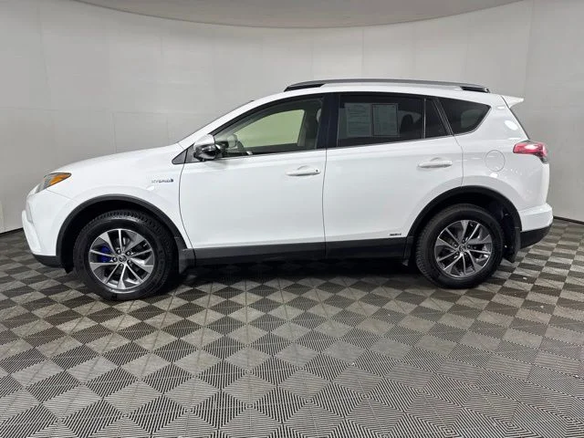 Used 2018 Super White Toyota XLE image 7