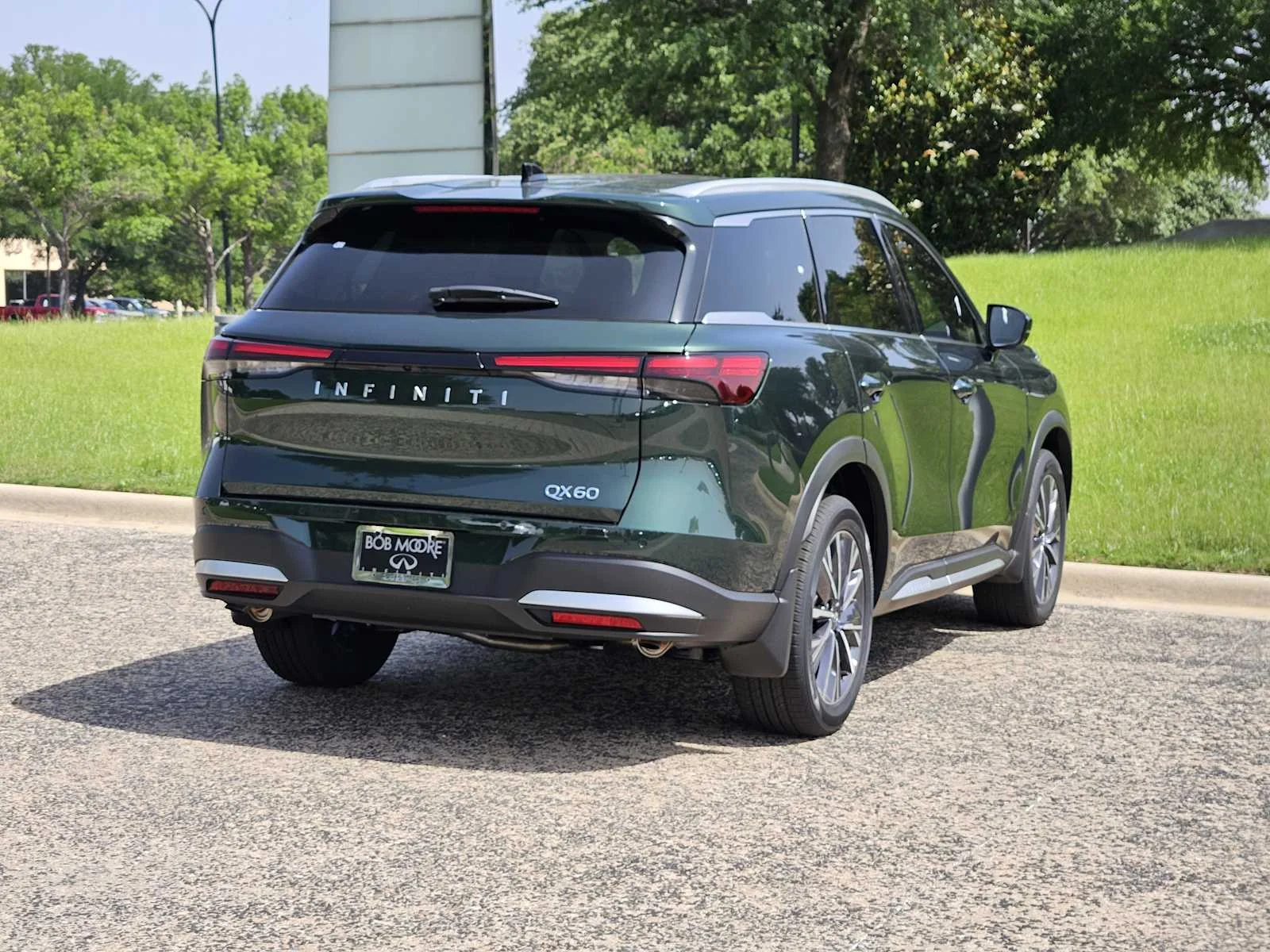 New 2026 DEEP EMERALD INFINITI Luxe FWD image 4