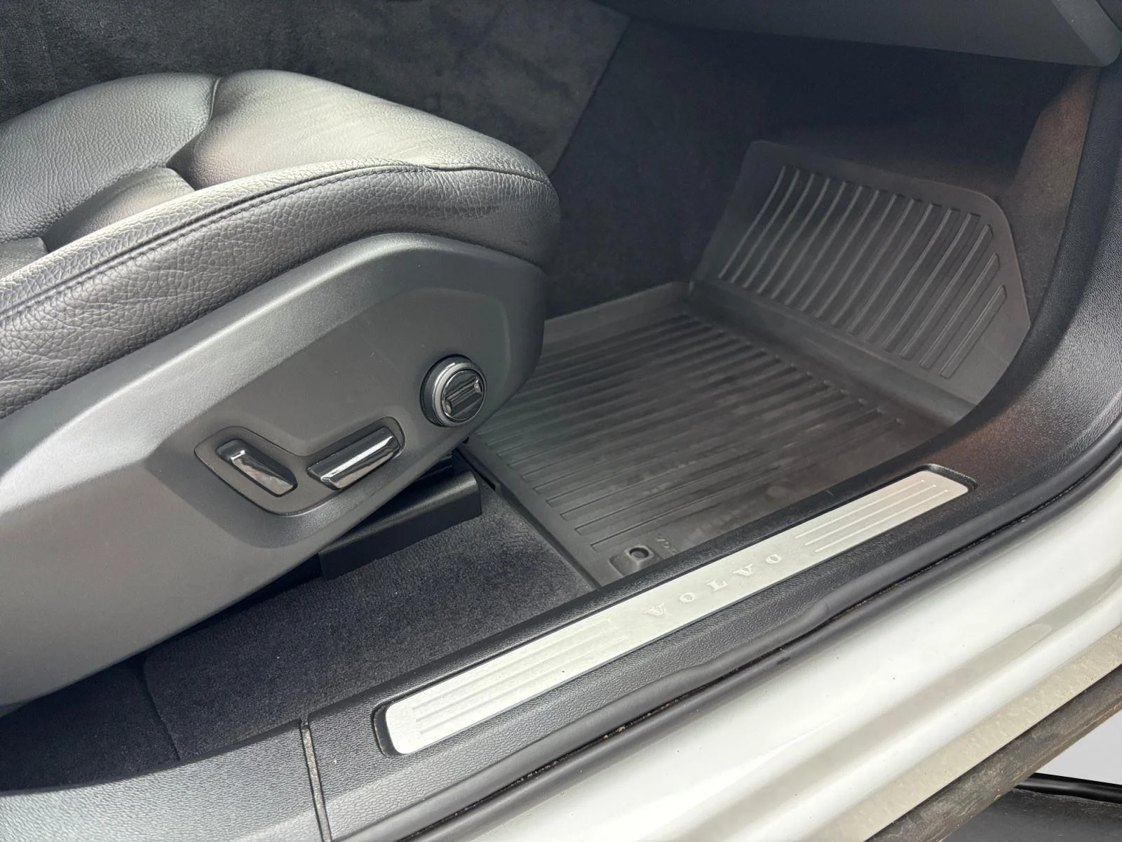 Used 2024 Crystal White Metallic Volvo Plus Dark Theme image 51