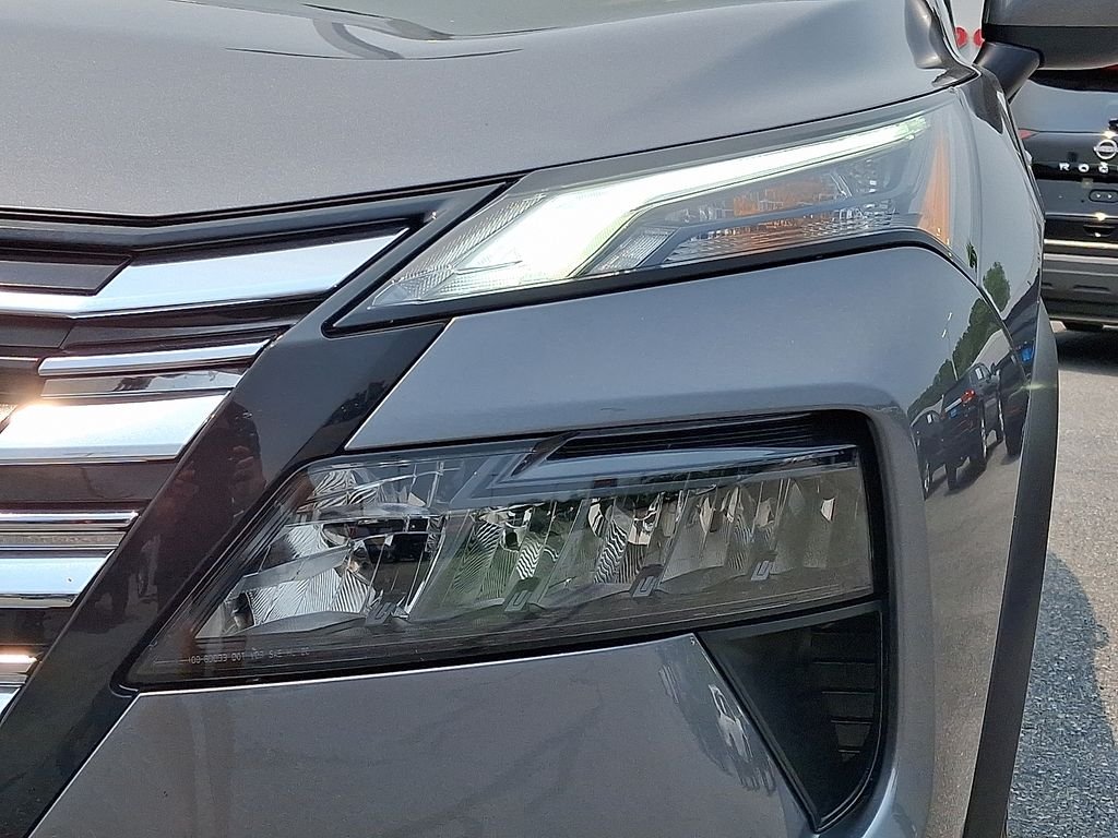 Used 2025 Gray Nissan SV image 10