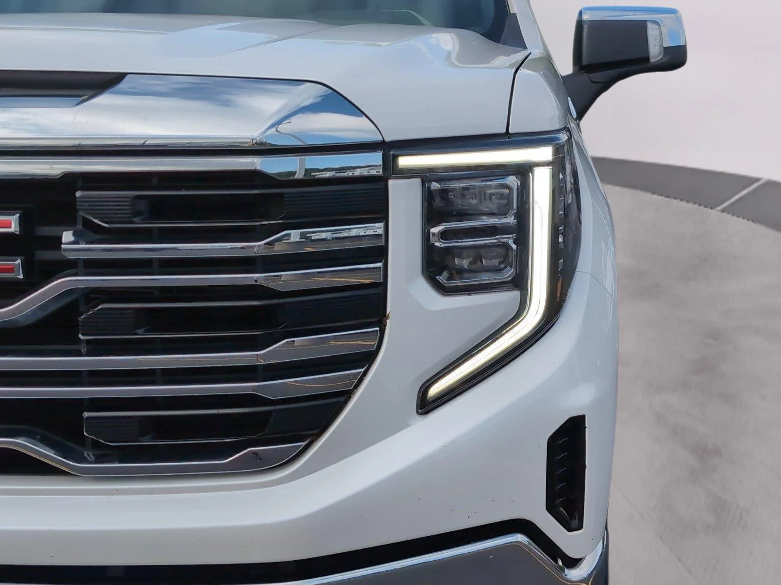 Used 2022 White Frost Tricoat GMC SLT image 37