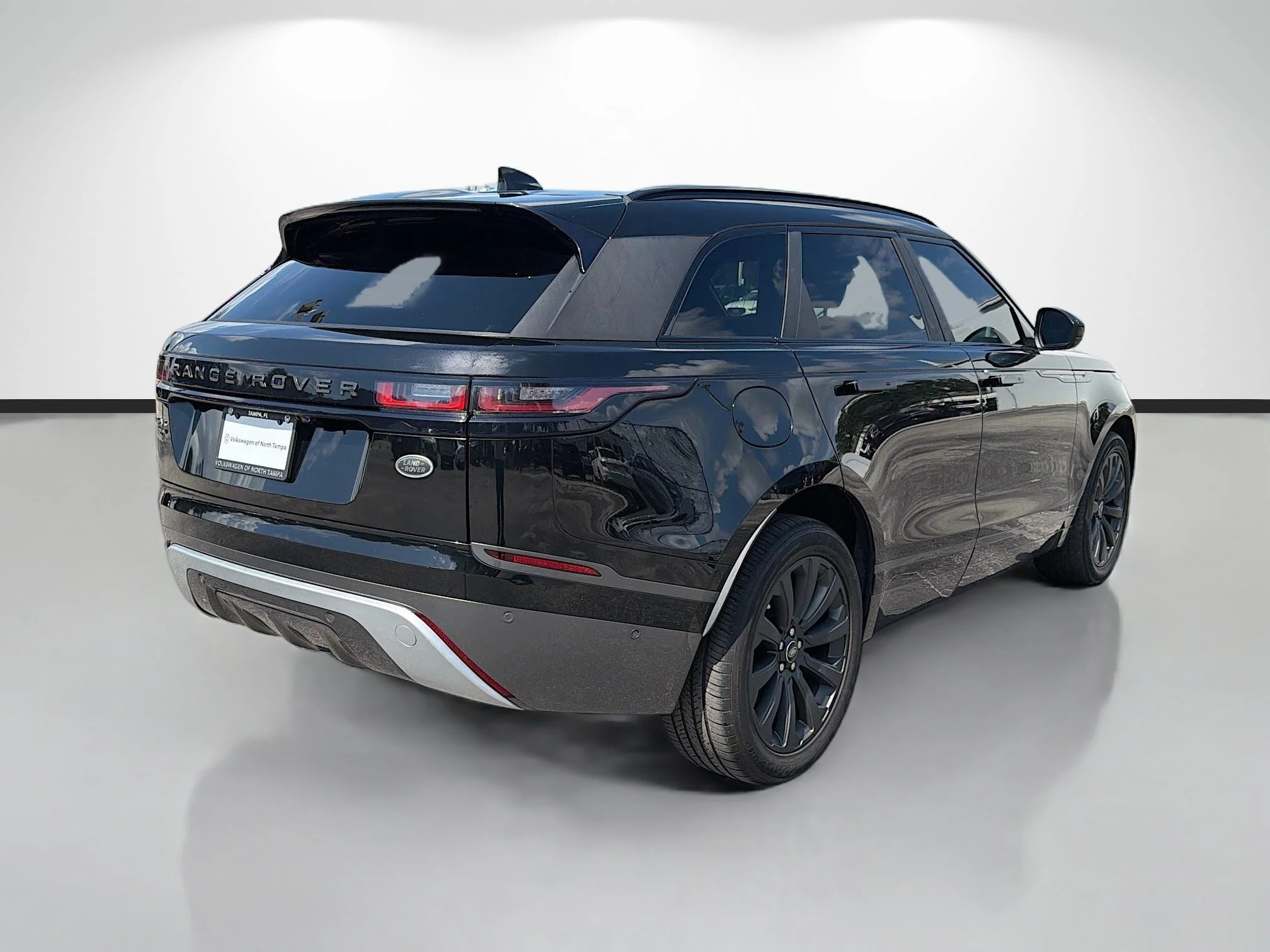 Used 2019 Narvik Black Land Rover R-Dynamic SE image 3
