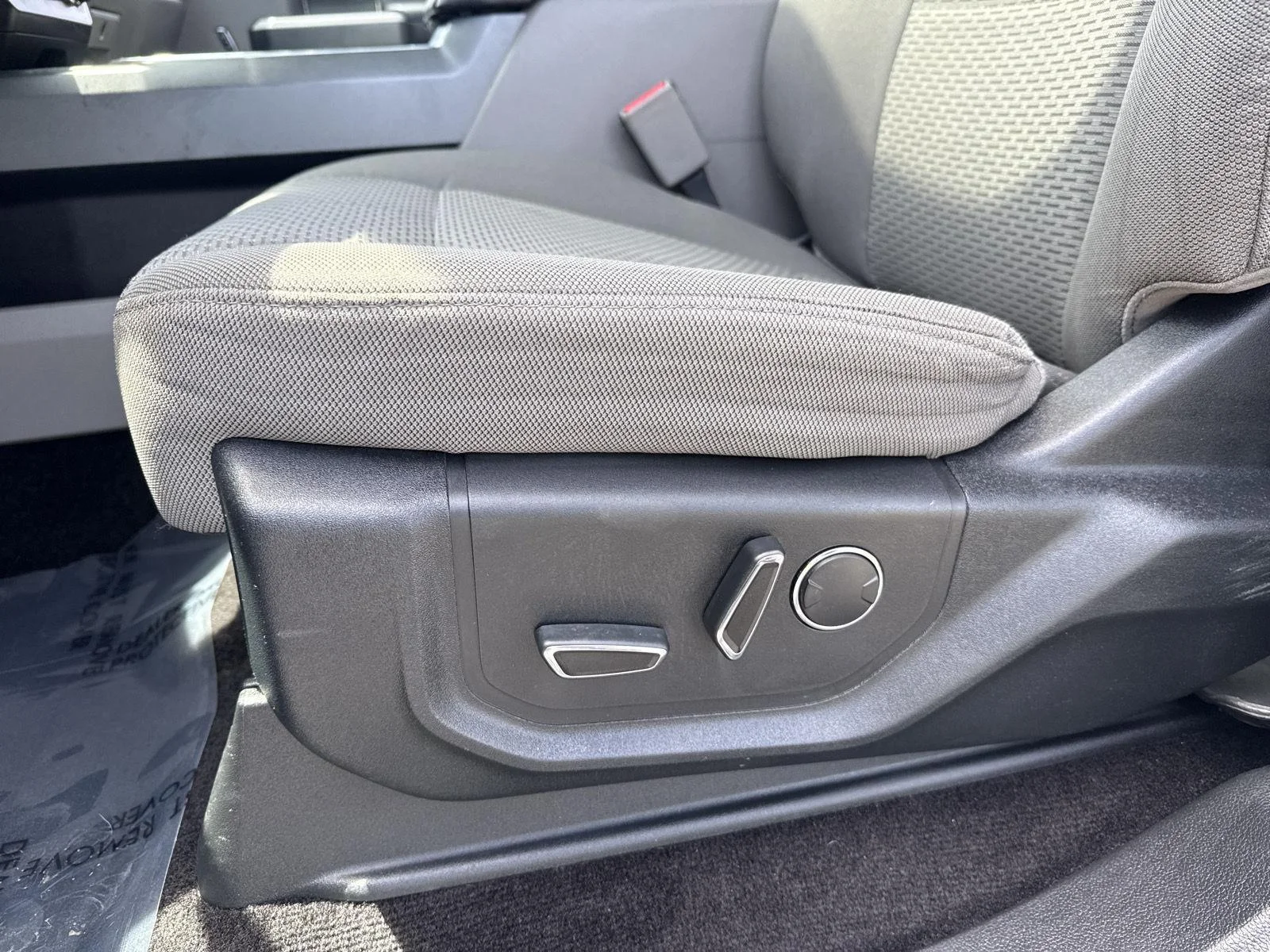Used 2016 Oxford White/Magnetic Metallic Ford XLT image 17