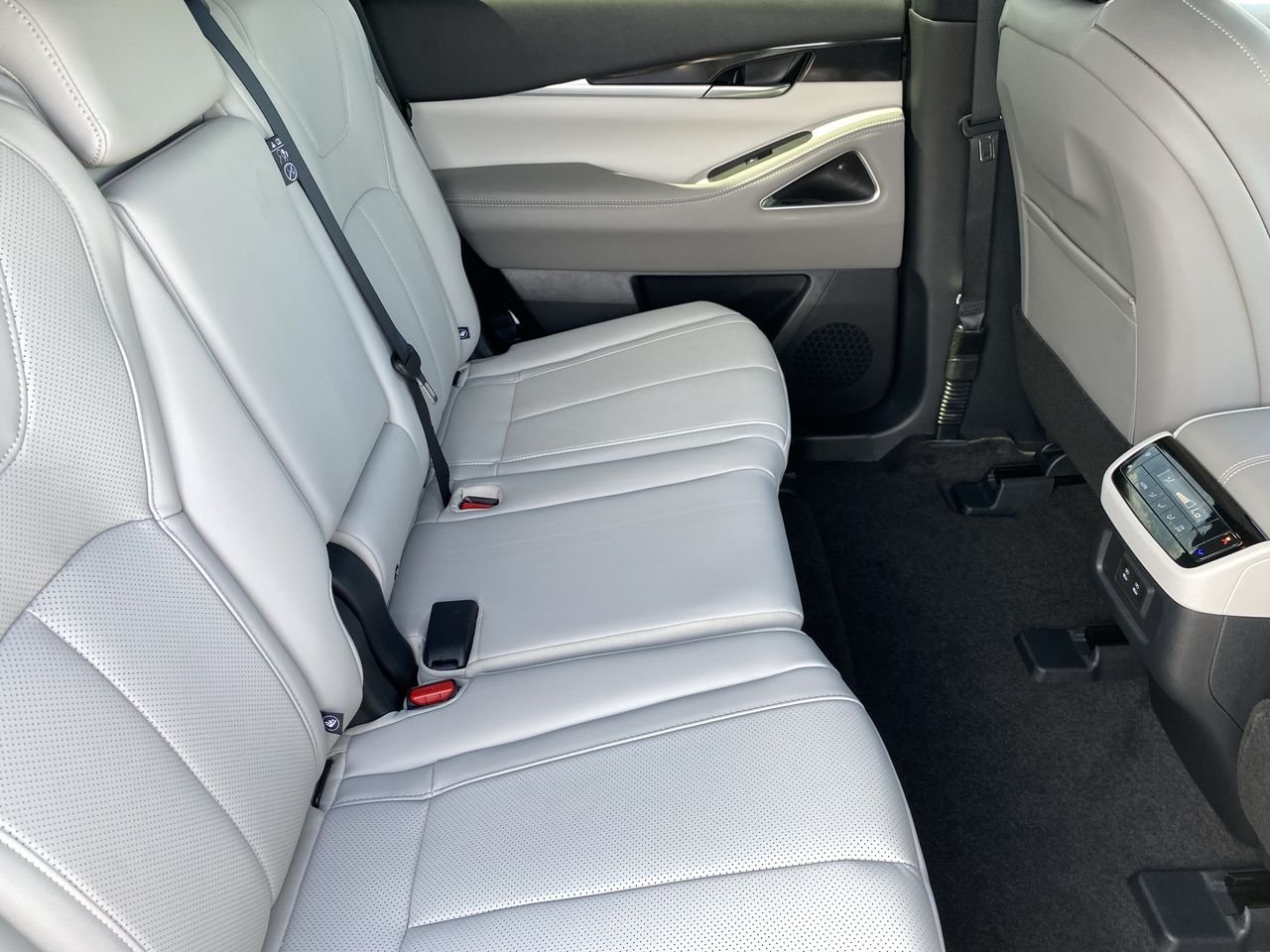 New 2027 2T RAD WHT INFINITI SPORT image 11