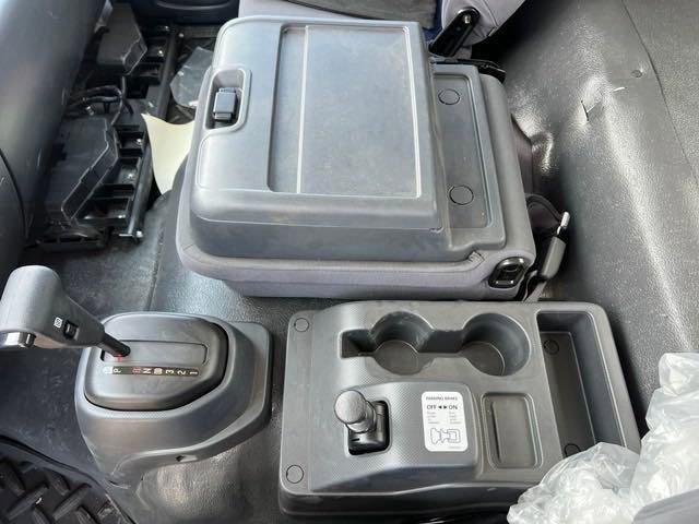 New 2024 Arc White Chevrolet MEDIUM ASH GRAY image 22
