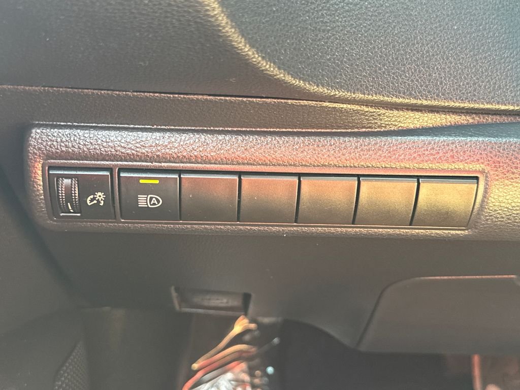 Used 2020  Toyota LE image 31