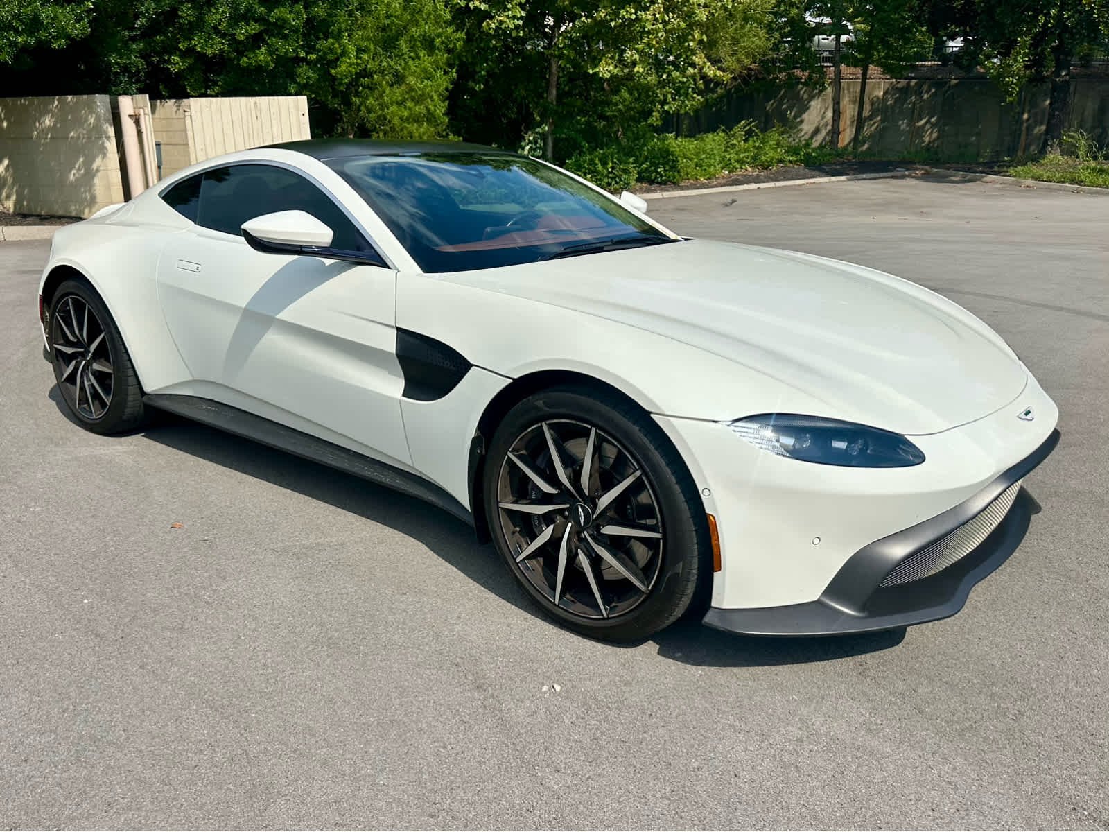 Used 2019 Stratus White Aston Martin  image 3