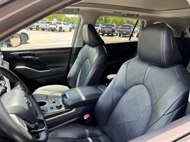 Used 2025  Toyota Platinum image 11