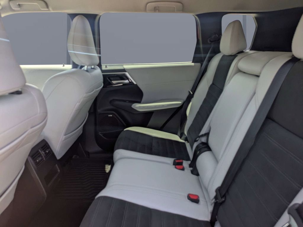 Used 2025  Mitsubishi SE image 14