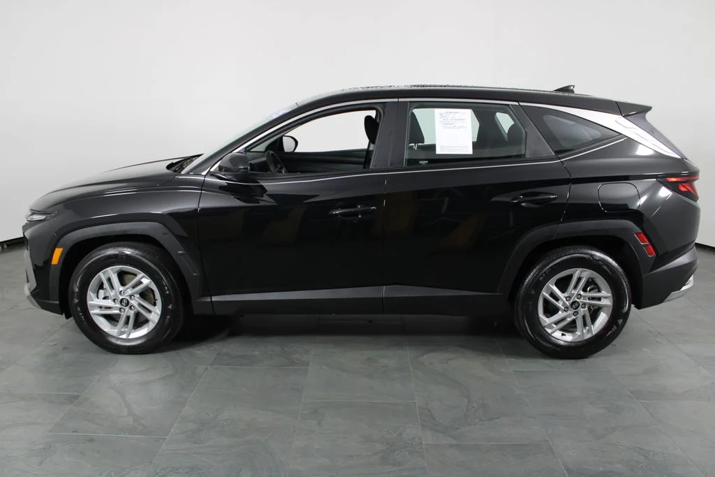 Used 2025 Black Hyundai SE image 14