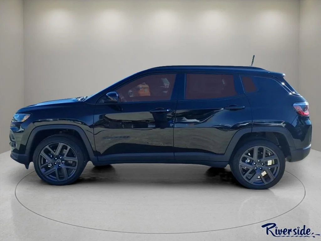 New 2026 Diamond Black Crystal Pearl-Coat Exterior Paint Jeep Latitude image 3