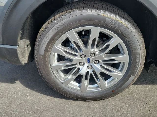 New 2026 Carbonized Gray Metallic Ford Platinum image 5
