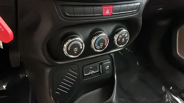 Used 2015 Silver Jeep Latitude image 29