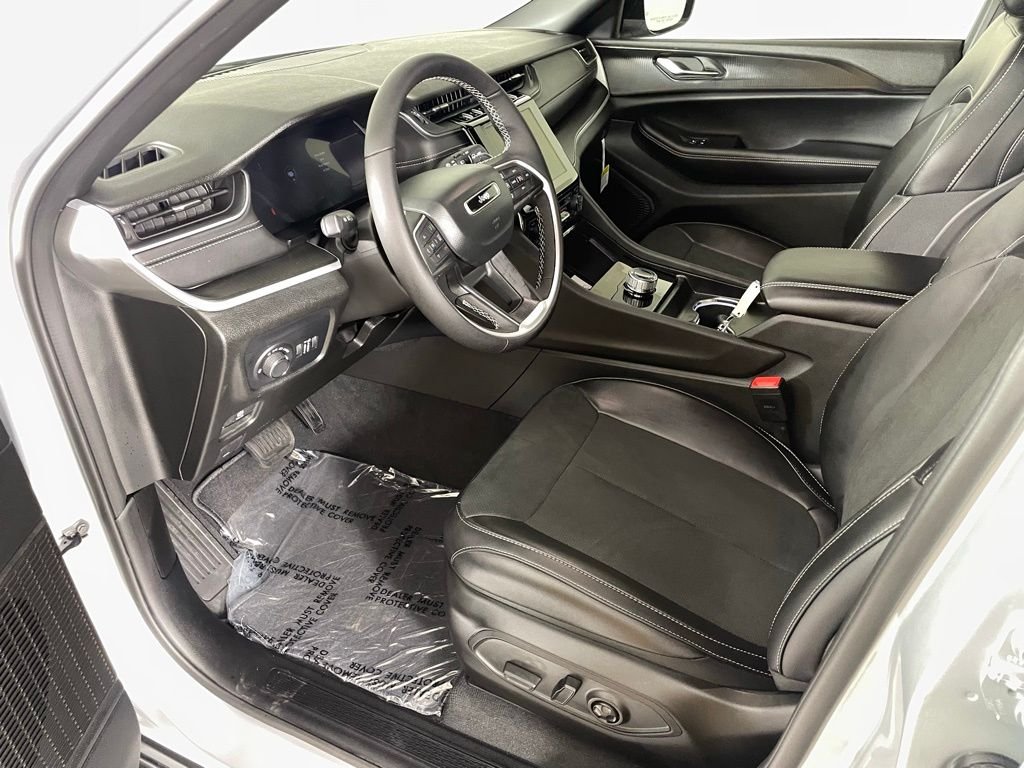 New 2025 Silver Zynith Exterior Paint Jeep Altitude image 17
