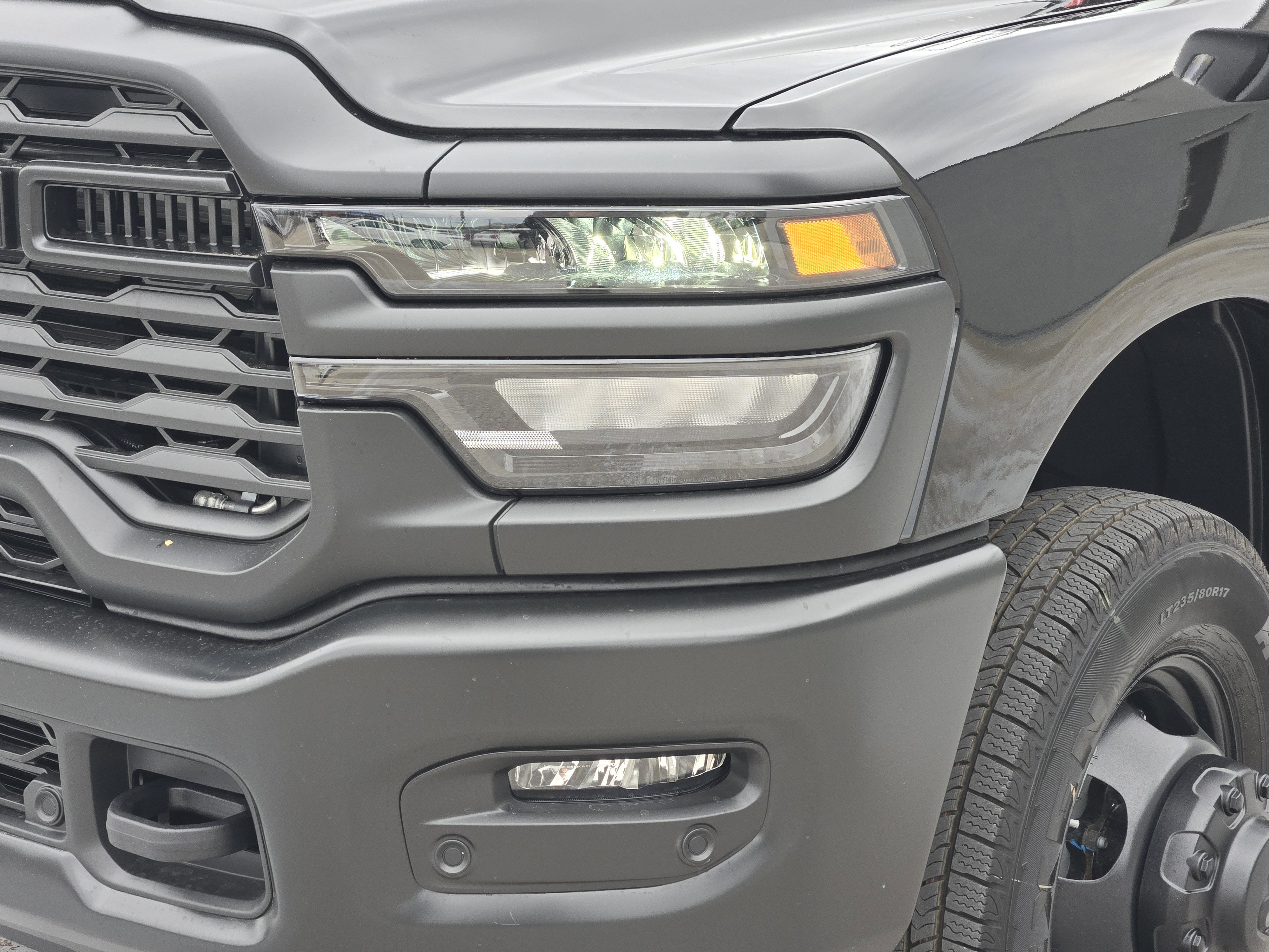 New 2026 Diamond Black Crystal Pearl-Coat Exterior Paint RAM Tradesman image 6