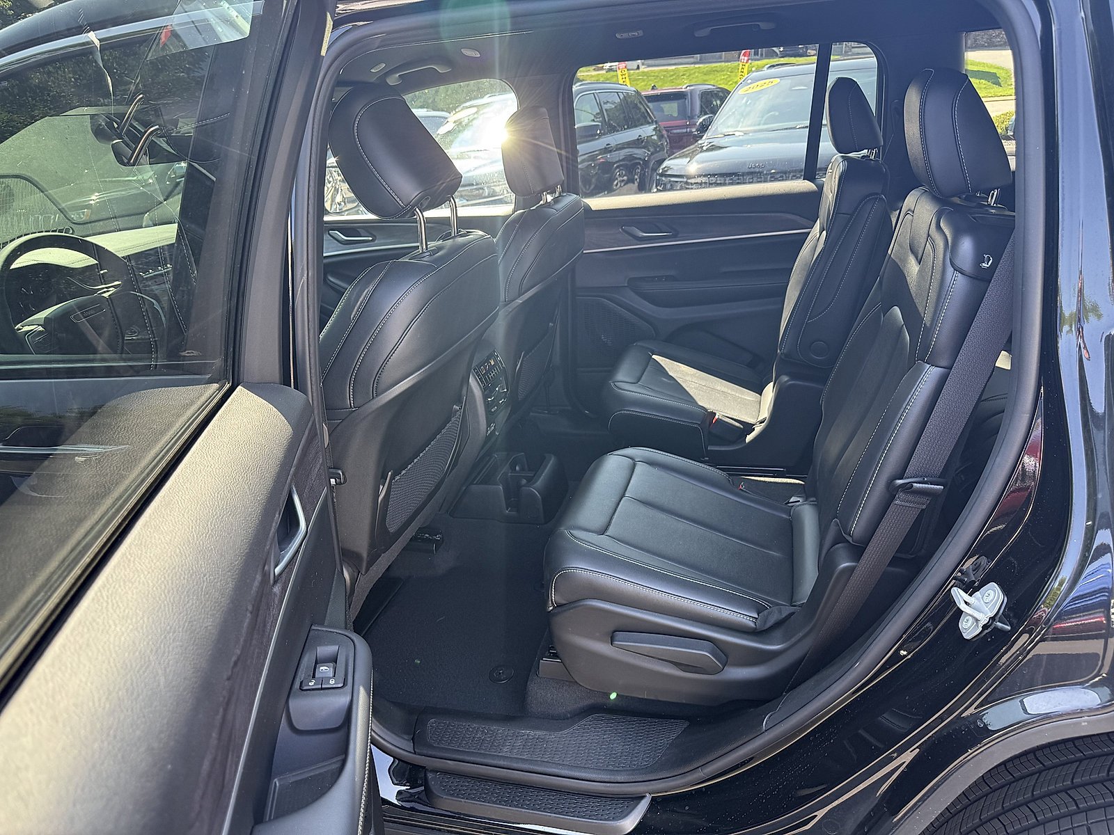 Used 2025 Diamond Black Crystal Pearlcoat Jeep Limited image 9