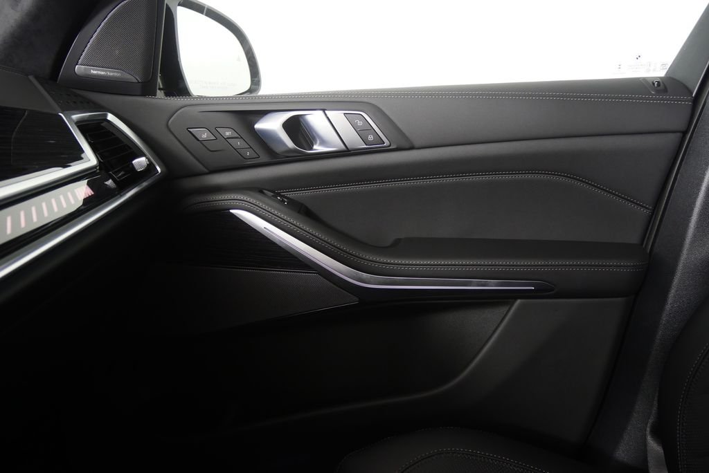 Used 2026 Skyscraper Grey Metallic BMW M60i image 24
