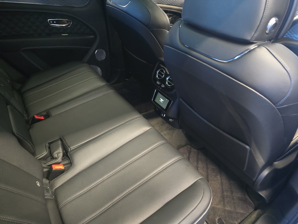 Used 2022 Silver Bentley  image 13