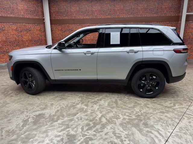 2023 Jeep Grand Cherokee Limited photo 2