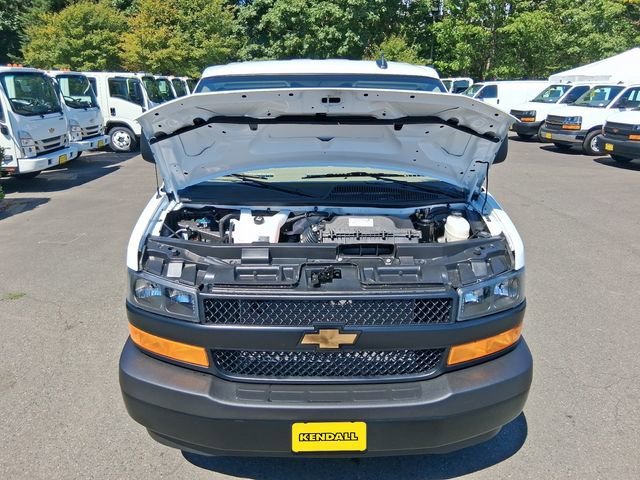 New 2025 Summit White Chevrolet WT image 17