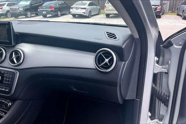 Used 2015 Silver Mercedes-Benz GLA 250 image 22