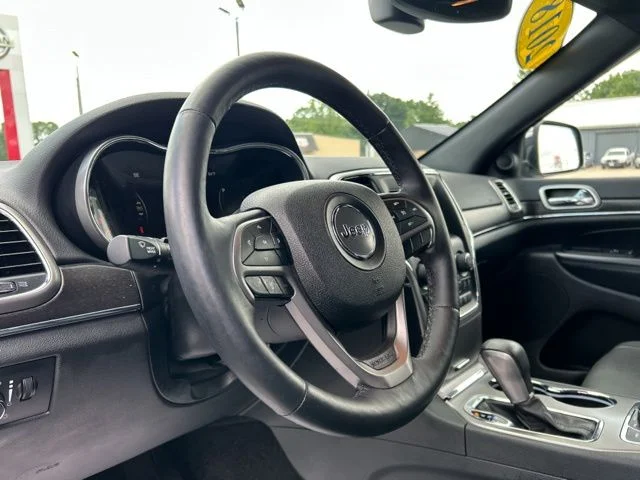 Used 2018 Silver Jeep Limited image 36