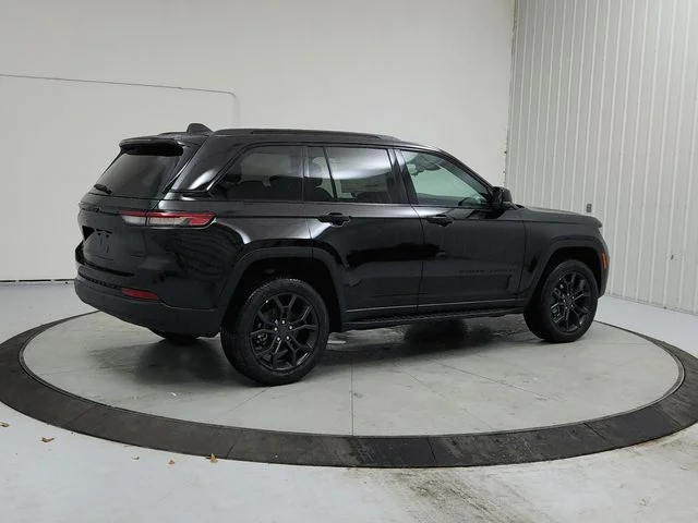 New 2025 Diamond Black Crystal Pearl-Coat Exterior Paint Jeep Limited image 7