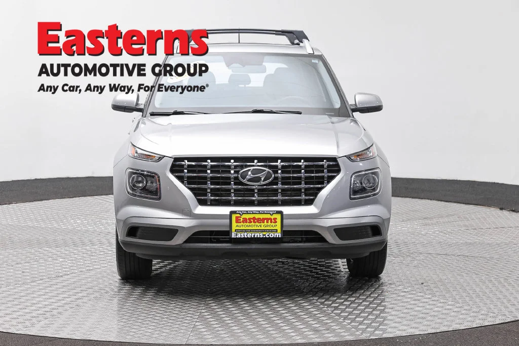 Used 2023 Silver Hyundai SEL image 2