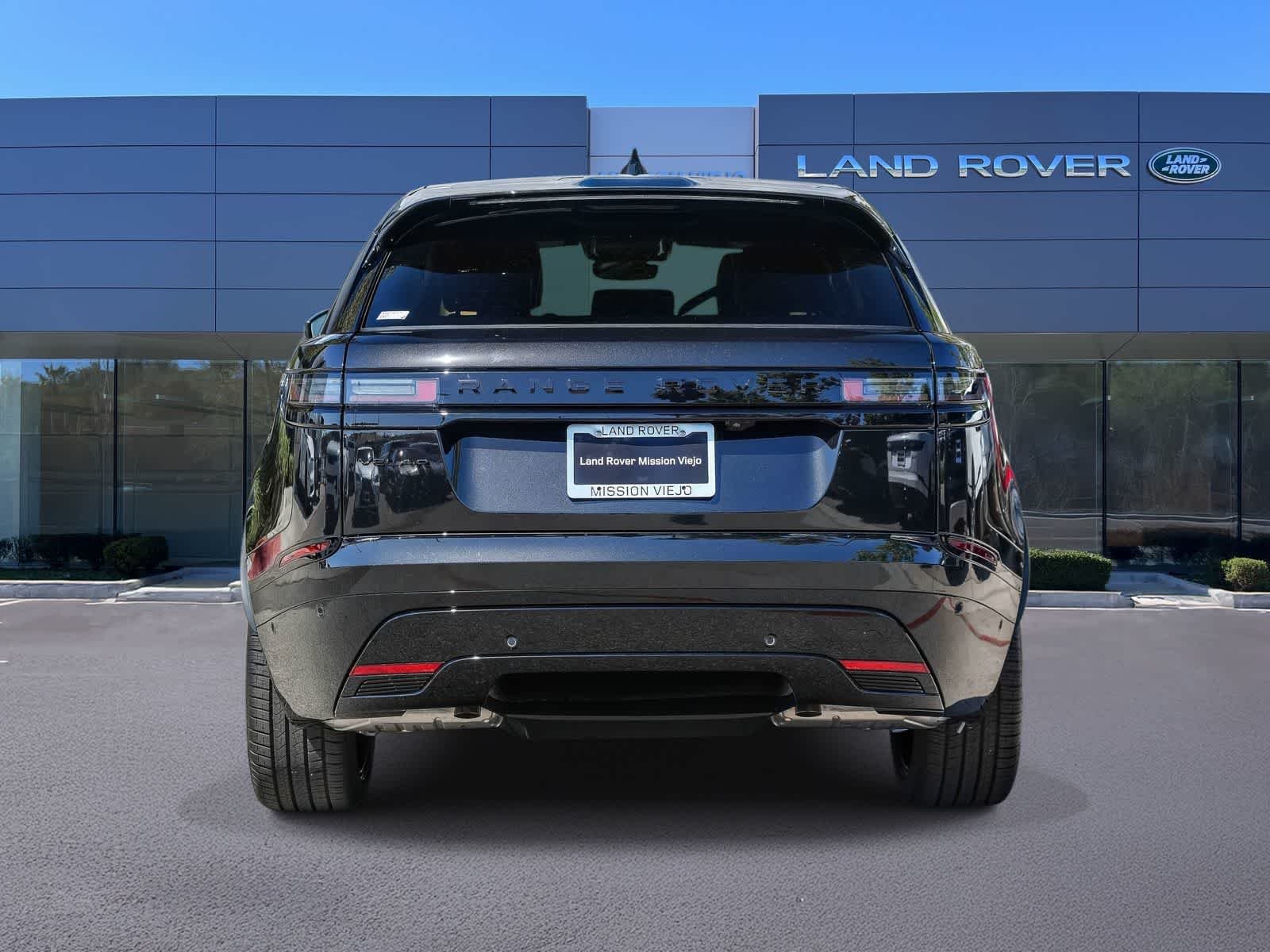 New 2026 Santorini Black Land Rover Dynamic SE image 5
