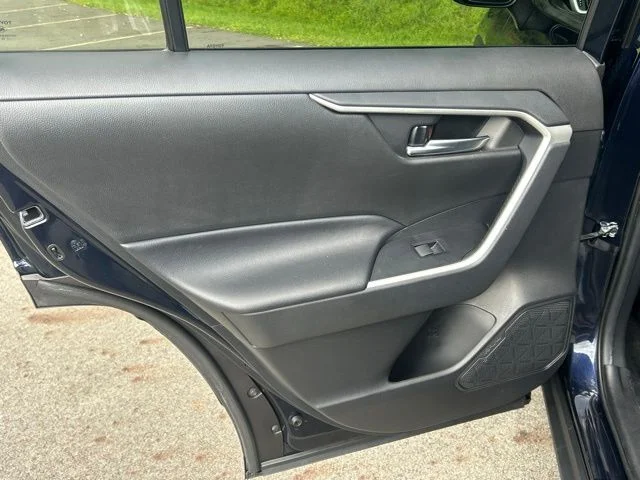 Used 2020  Toyota XLE image 33