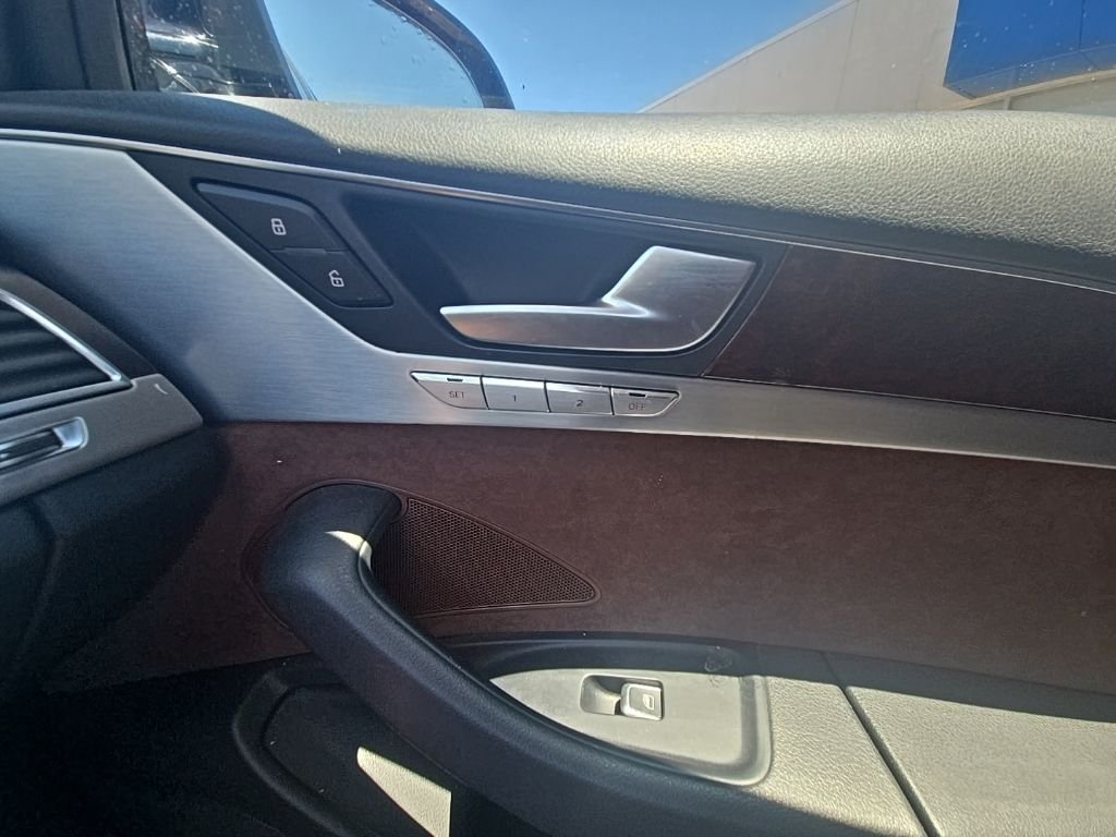 Used 2014  Audi 4.0T image 24