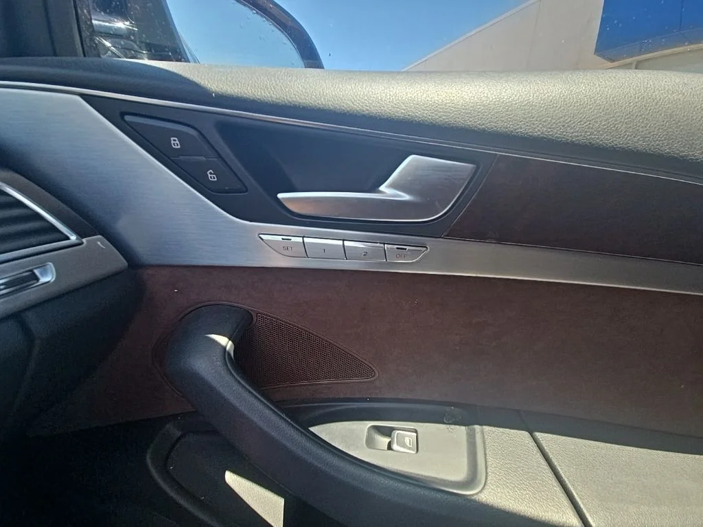 Used 2014  Audi 4.0T image 24