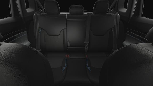 New 2026 Diamond Black Crystal Pearl-Coat Exterior Paint Jeep Latitude image 3