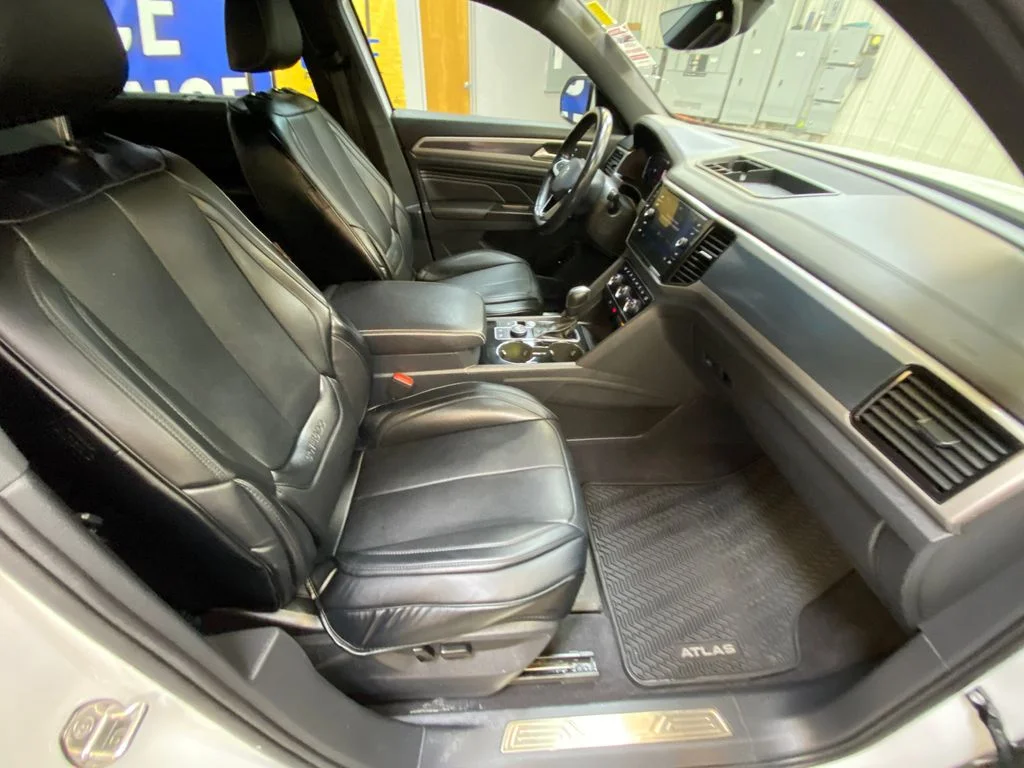 Used 2020 White Volkswagen 3.6L V6 SEL Premium image 28