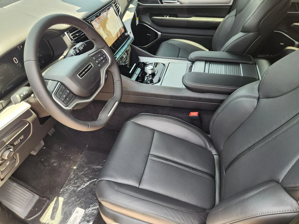 New 2026 Bright White Clear-Coat Exterior Paint Jeep Limited Reserve image 8