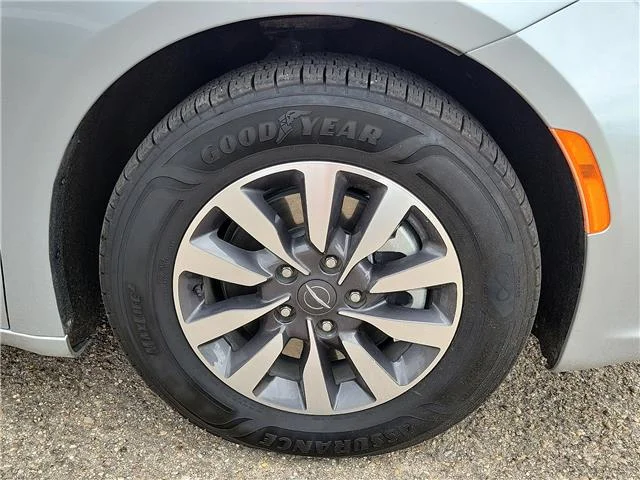 Used 2022  Chrysler Touring L Front-Wheel Drive Passenger image 7
