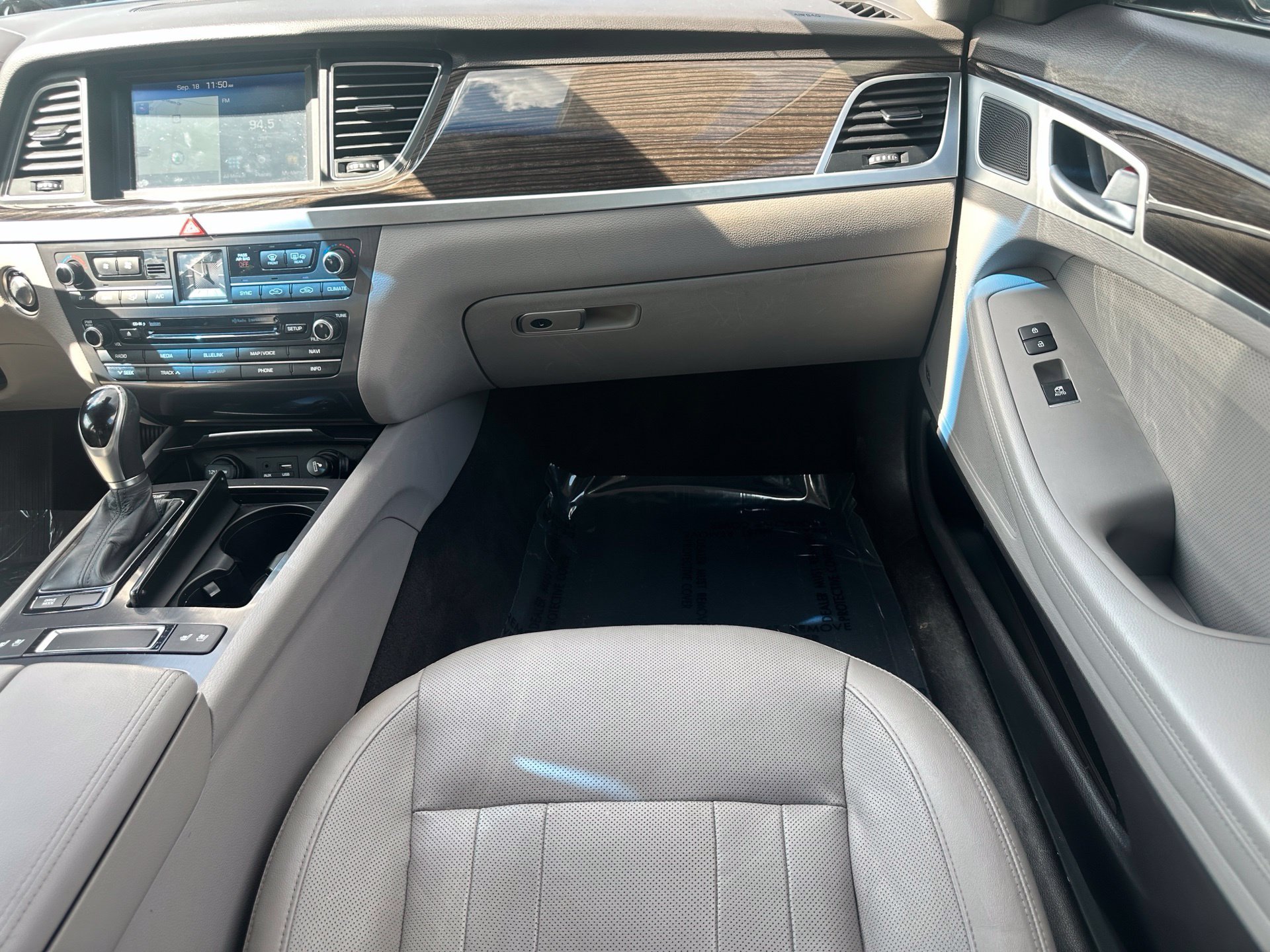 Used 2015 Blue Hyundai 3.8 image 19